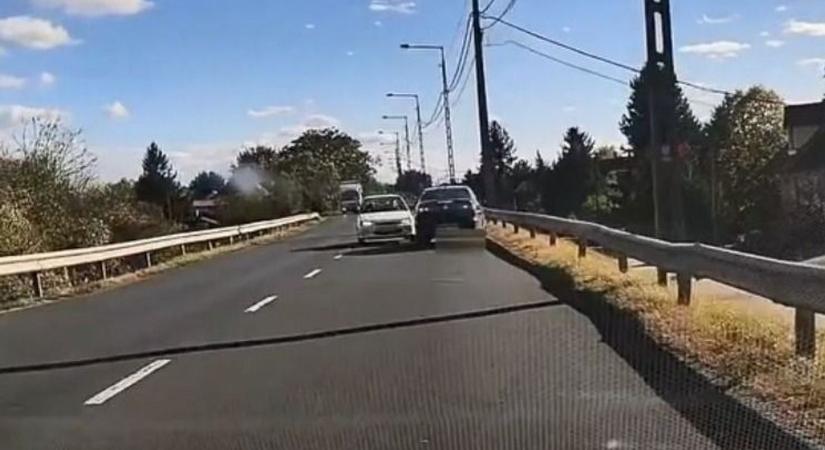 Ez millimétereken múlott! Majdnem két autót is lezúzott egy figyelmetlen sofőr – videón az eset