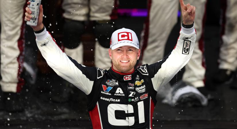 Byron nem csak bejutott a döntőbe, de olyat is tett, amit még soha senki a NASCAR rájátszásának történetében