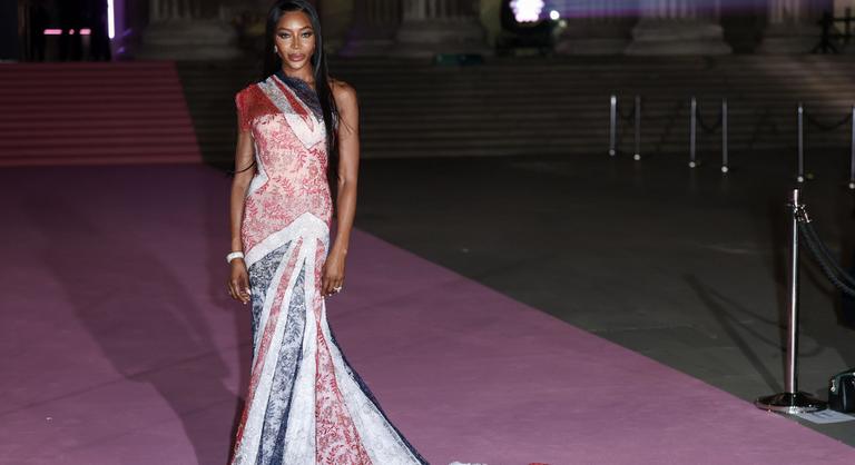 A görög kormány felháborodott és elítélte a British Museum rongyrázós sztárparádéját