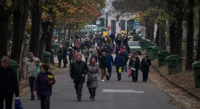 Halottak napja: A temetőkben a polgárőrök is segítik a biztonságos megemlékezést