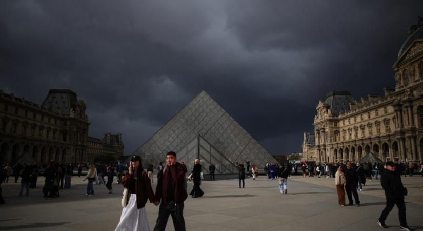 Járókelők a párizsi Louvre múzeum udvarán