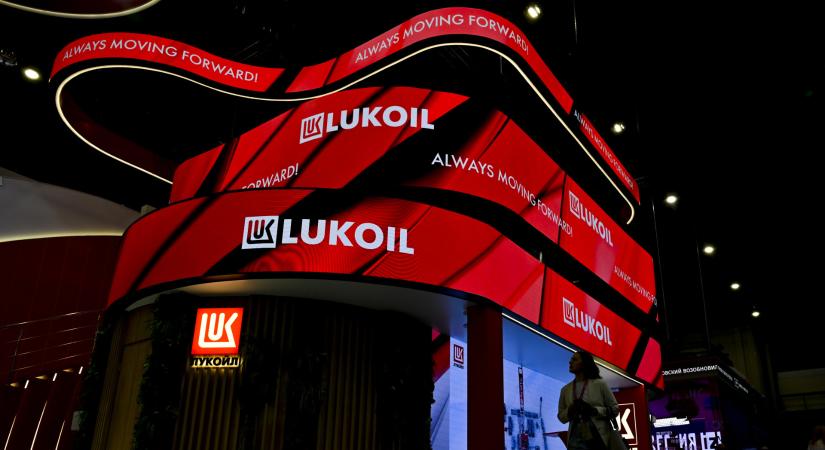 Komoly ütést vihettek be Trump orosz kőolajra kivetett szankciói – Váratlan bejelentést tett a Lukoil