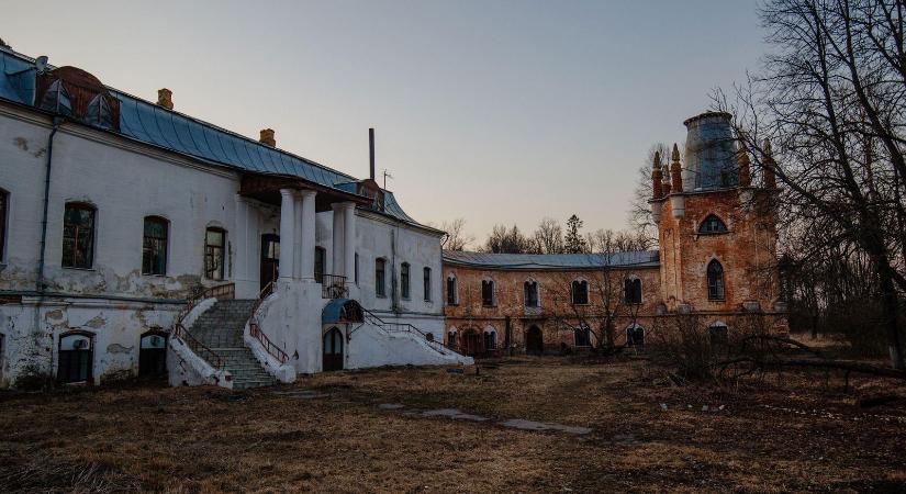 Félelmetes titkot rejt az elhagyatott magyar laktanya, a bejáratnál rémisztő szöveg áll óriási betűkkel
