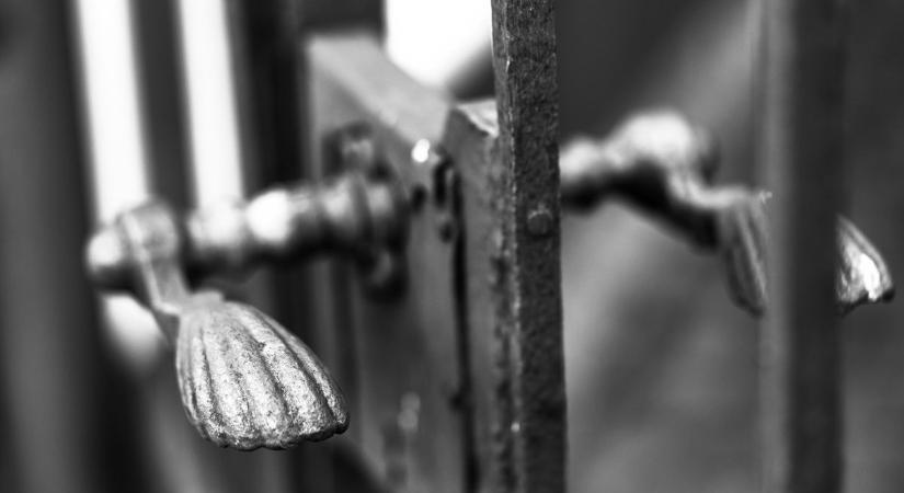 Sokkot kapott a fiú: borzasztó titokra bukkant édesanyja házában