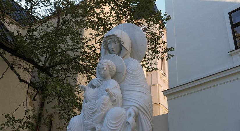 Mária és a gyermek Jézus közötti szeretetet ábrázolják a veszprémi várnegyed új szobrai