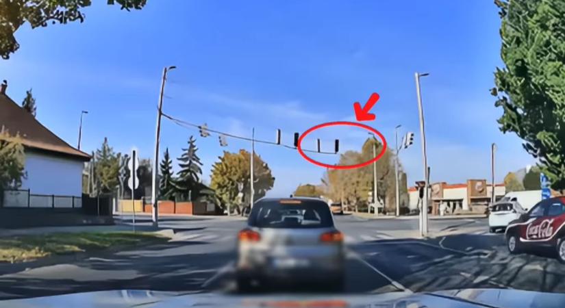 A rendőrök előtt hajtott át a piroson (videó)