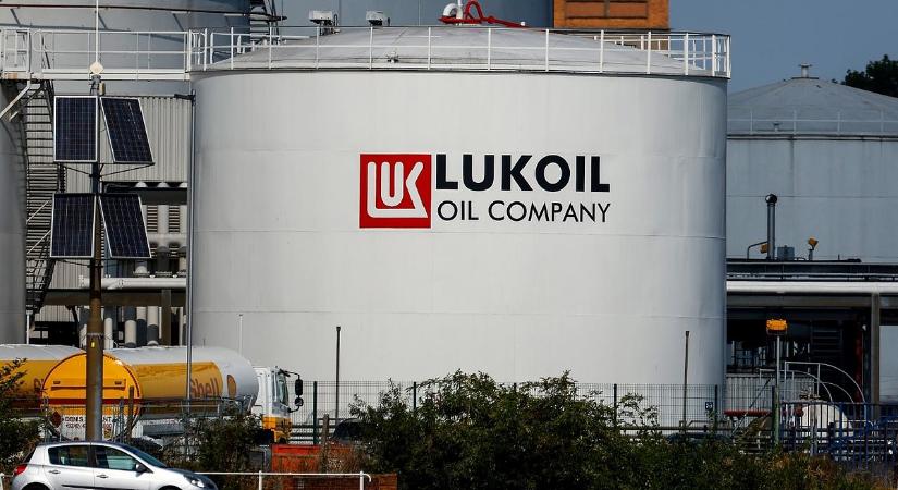 Hatnak az orosz szankciók, kivonulást fontolgat a Lukoil