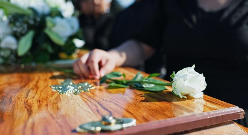 Ipari tisztítószert szolgáltak fel egy háromgyermekes tanárnőnek az étteremben, nem élte túl