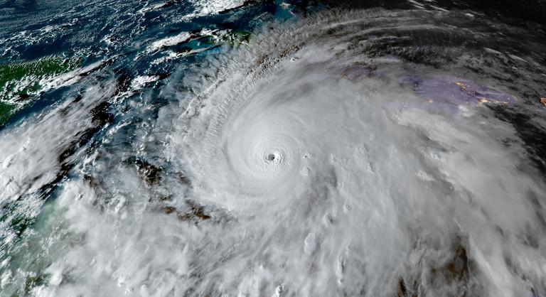 Óránként 282 kilométeres széllökésekkel érkezik Melissa, a jamaicai miniszterelnök térden állva imádkozik