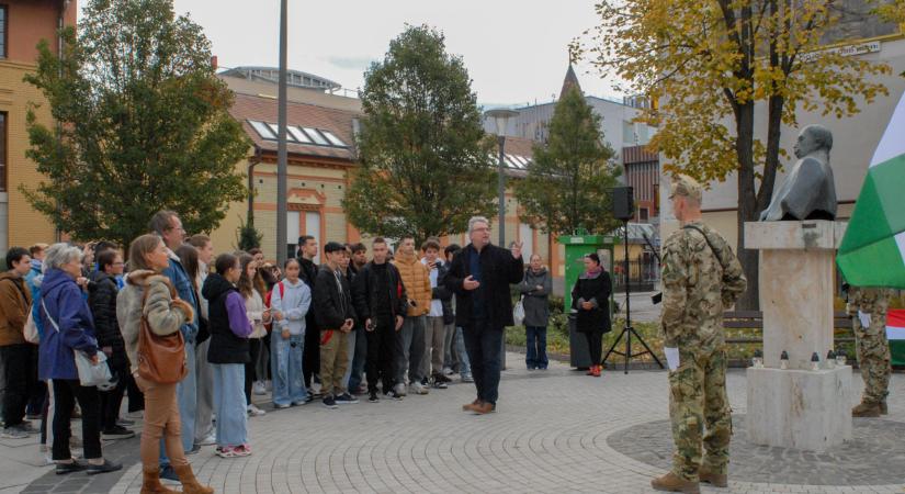 Ismét egy városi sétán ismerkedhettek 1956-tal a fiatalok