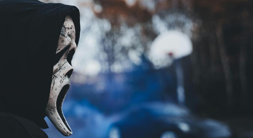 "Húzta a fejszét maga után" - Sikoly-maszkos rém riogat Salgótarjánban