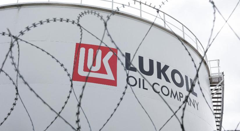 Hatnak a szankciók, eladhatja külföldi érdekeltségeit a Lukoil