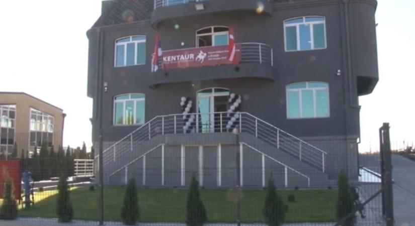 Hétfő reggel a gyárkapuban közölték a munkába érkező 300 dolgozóval, hogy ki vannak rúgva