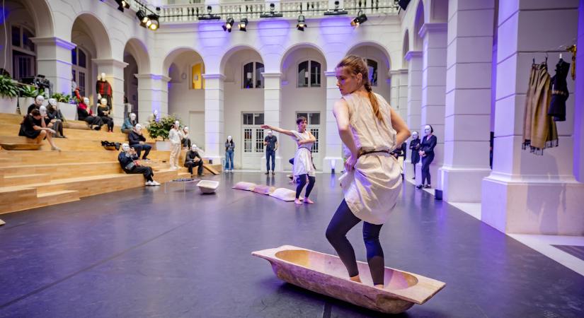 Rendhagyó divatbemutatót tartottak Budapesten