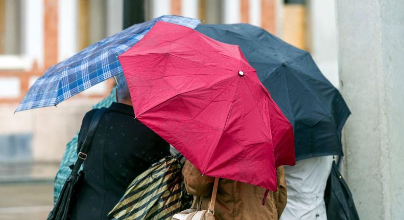 Kiadták a figyelmeztetést, eső és szélvihar söpör végig az országon