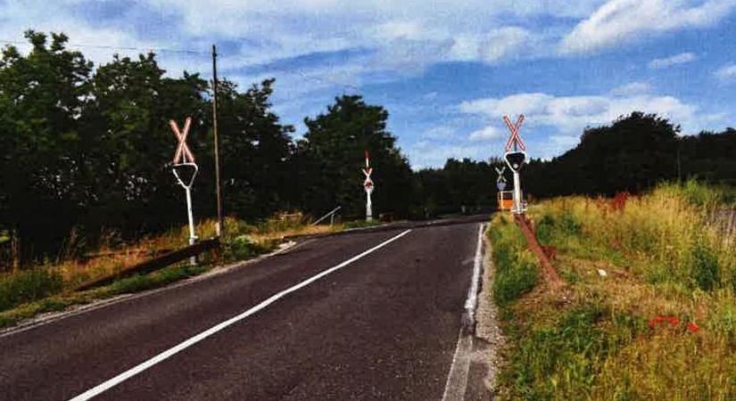 A lámpa pirosan villogott, a sorompó csukva volt, ő mégis átment