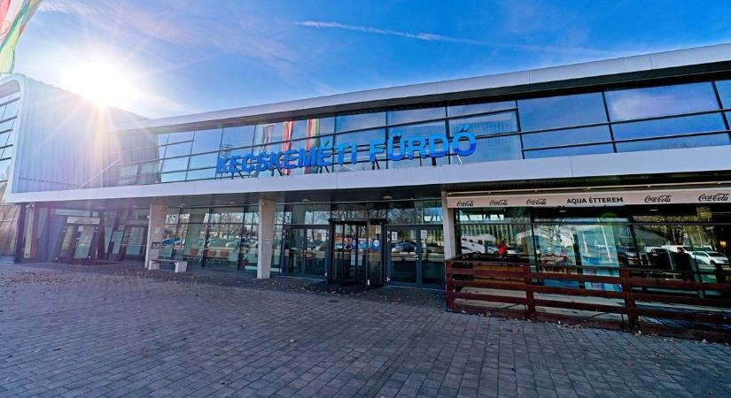 Egy pillanatra elcsendesült a fürdő a kisfiú balesete miatt