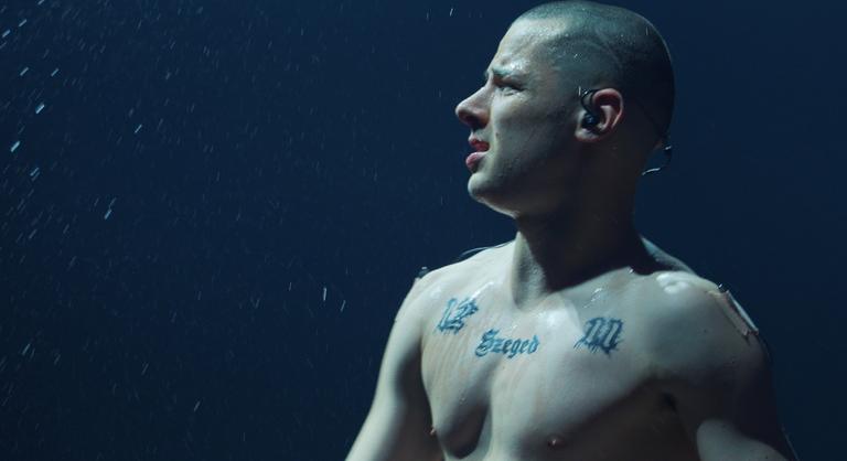 Pogány Induló nem bír leállni, és pont ettől annyira jó ez a róla szóló új sorozat