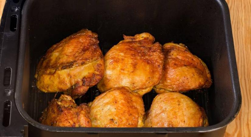 Szuperszaftos sült csirkecomb air fryerben: 25 perc alatt elkészül