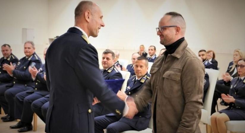 A néma segélykérés –Kaposváron jutalmazták a rendőrt