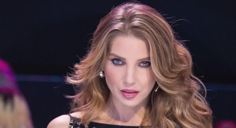 Szabó Zsófi bombasztikus vörösben villantotta ki dekoltázsát