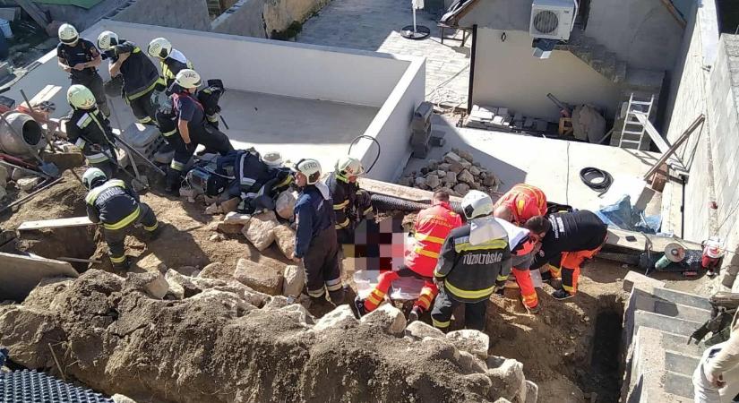 Emberekre dőlt egy támfal, többen súlyosan megsérültek – képek