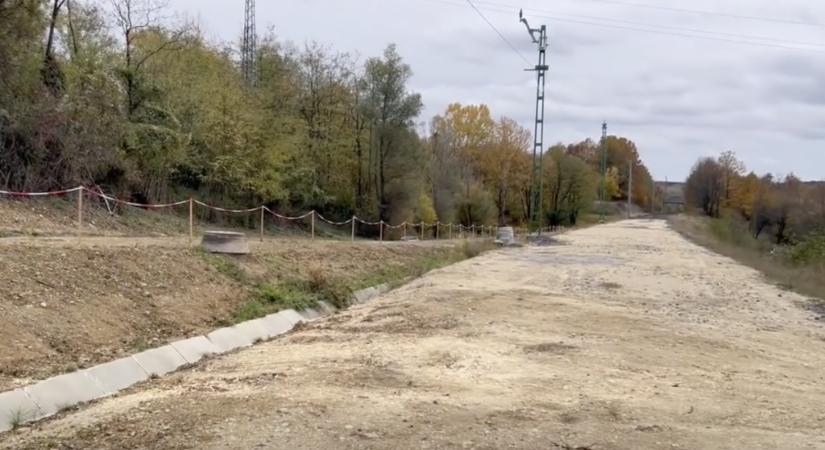 Hadházy: Nem halad a munka a 11 hónapja karbantartás miatt lezárt városlődi vonalszakaszon