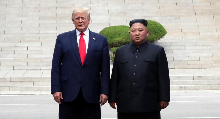 Verseny indult Kim Dzsongun kegyeiért? – Donald Trump találkozót kínál, Moszkva köszöni a katonákat