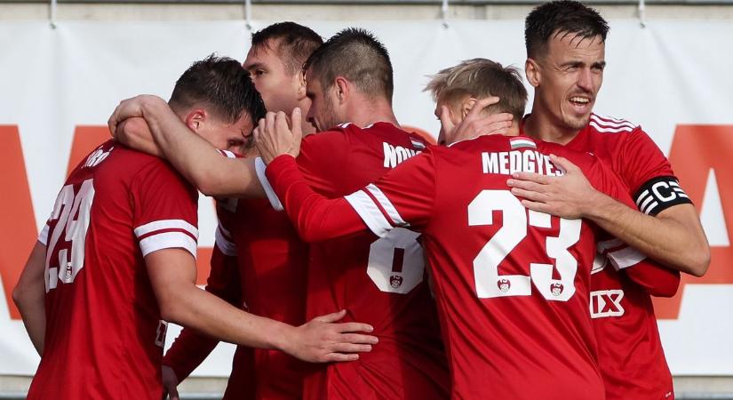 Játékosai könyörögnek az NB I-es csodacsapat beugró edzőjének, gondolja meg magát