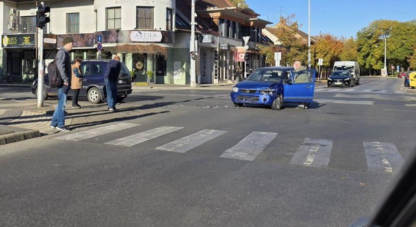Két autó ütközött a belvárosban