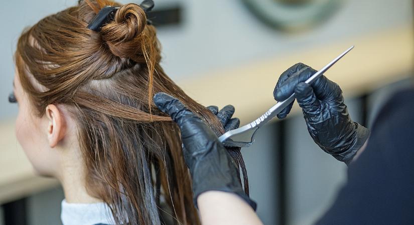 Már a hajunkon is erősen spórolunk: beköszöntött a frizura-infláció