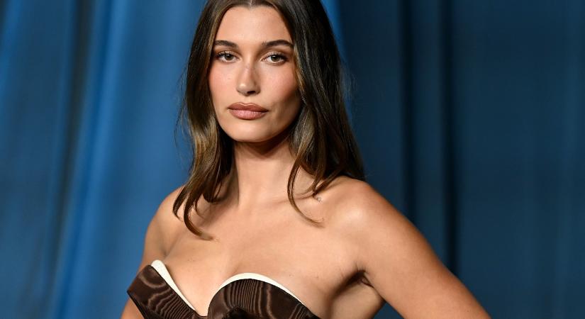 Nézd meg ezt a barna csodát, amit a manikűrös alkotott! Hailey Bieber is beszállt a macskaszem őszi körömtrendbe