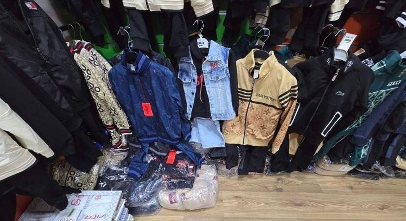 Zsákokban állt a több százmilliós hamis luxus a zalai városban – lecsapott a NAV a "divatcégre"