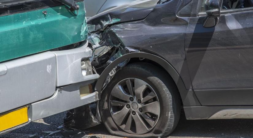 Két autó ment egymásnak a forgalmas kereszteződésben