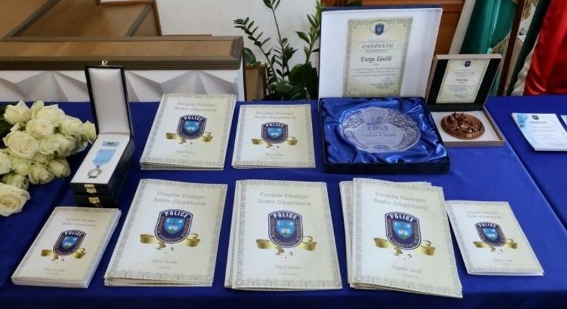 Elismeréseket vehettek át a Veszprém vármegyei rendőrök nemzeti ünnepünk alkalmából