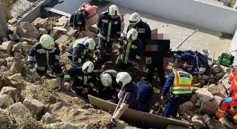 Dráma az építkezésen: munkásokra dőlt egy támfal, egy ember súlyosan megsérült