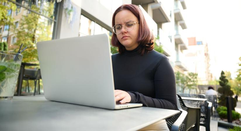 Nézze meg jól a fotókat, ezek az emberek ugyanis soha nem léteztek – van miért aggódnunk?