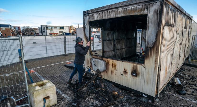 Felgyújtottak egy tesztközpontot Hollandiában a kijárási tilalom első estéjén