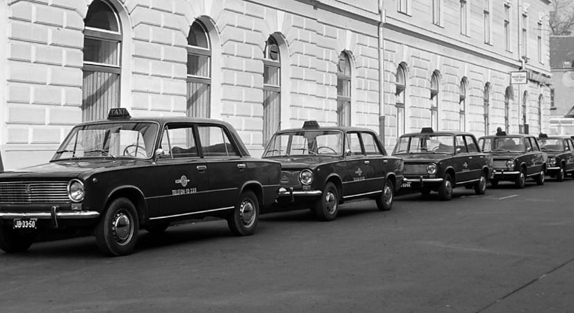 Irány 1975, amikor a Rózsa utcán még taxiállomás működött, és éppen épült a debreceni Unió