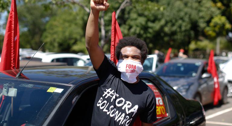 Több ezer fős tüntetéseken követelték Jair Bolsonaro elmozdítását Brazíliában