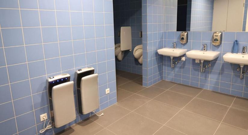 Ilyen WC-t még biztosan nem láttál – egy hatvani étterem humoros megoldása mindent visz