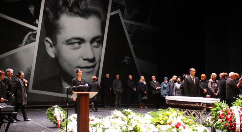 „Engem az Isten a felvidéki magyarokhoz teremtett” – Elbúcsúztak Dráfi Mátyás színművésztől Komáromban