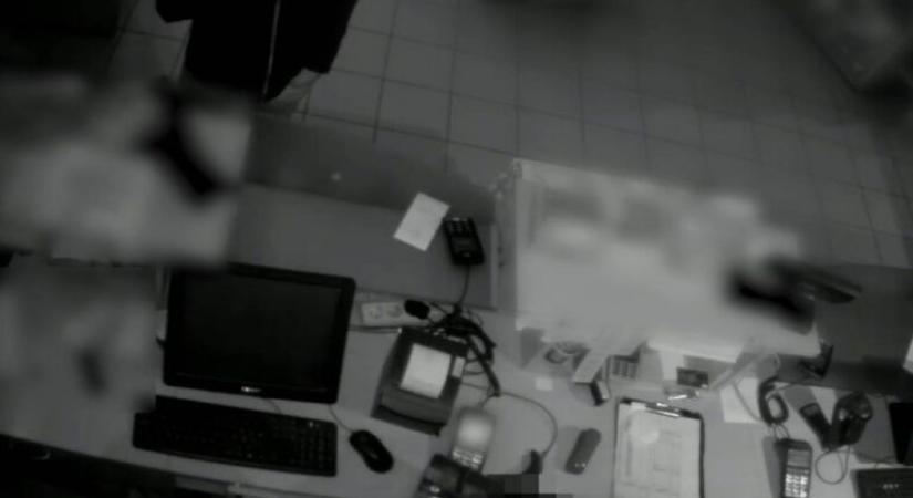 Kirabolták egy alvó benzinkutas kasszáját, majd visszavitték a pénz egy részét a ravasz üllőiek