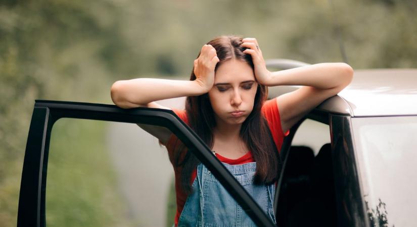 Az autó megállt, segítőkész fiatalok oldották meg a helyzetet