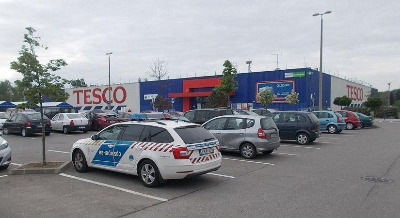 Csodás összefogással mentettek meg egy kislányt a szekszárdi áruházban