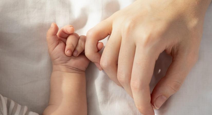 Egy 2 éves kisfiú segített világra hozni húgát a fürdőszobában