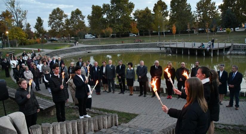 Fáklyás menet és koszorúzás Rácalmáson az 1956-os forradalom emlékére