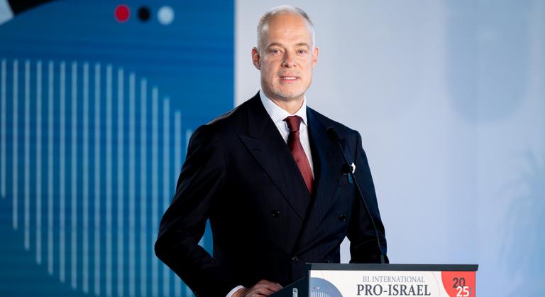 Szalay-Bobrovniczky Kristóf: Amikor mások bezárták a kapukat, Magyarország megnyitotta a stadionjait