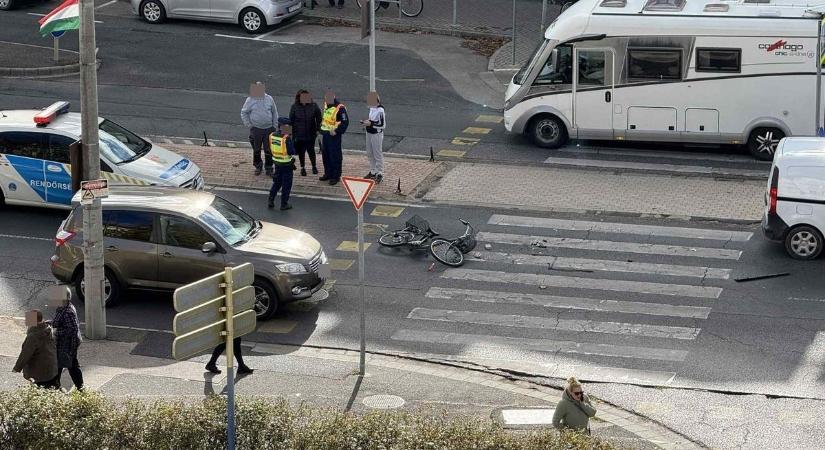 Baleset történt a Szent Anna- templomnál Kapuváron - Mentő és rendőrök is a helyszínen - fotók