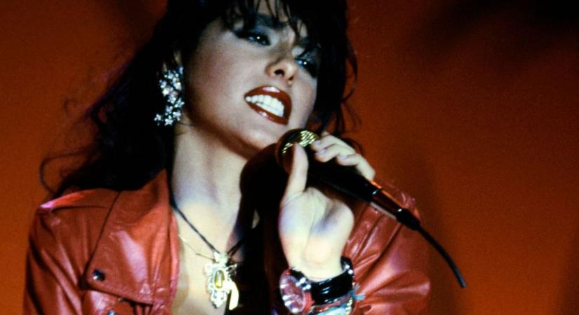 Szívfájdítóan szexi! Levetkőzött a 80-as évek szexszimbóluma: még mindig tökéletes nő – Fotó